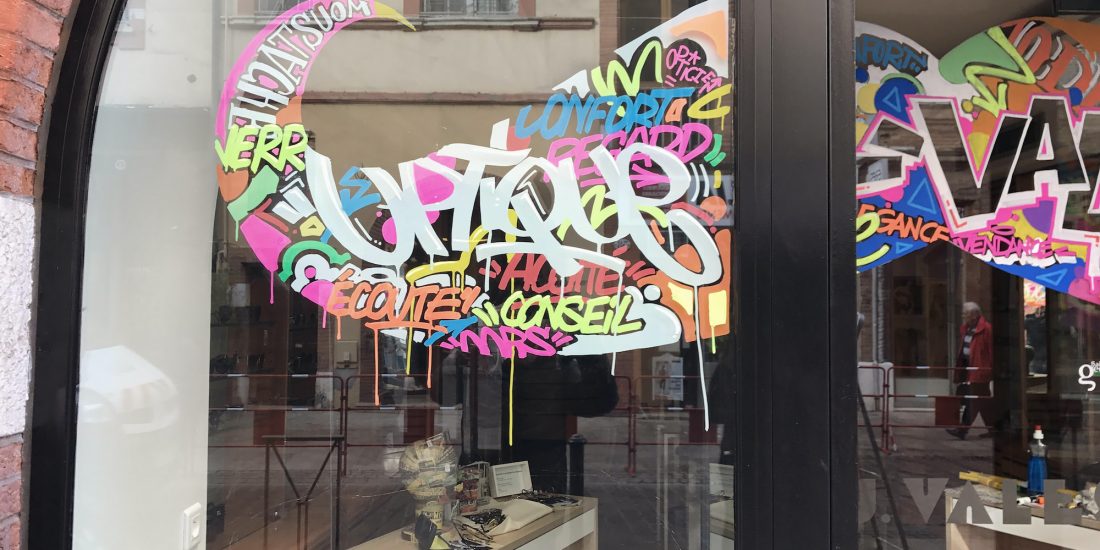 vales opticiens movember graff tag streetart vitrine magasins graffeur artiste toulouse julienavignon