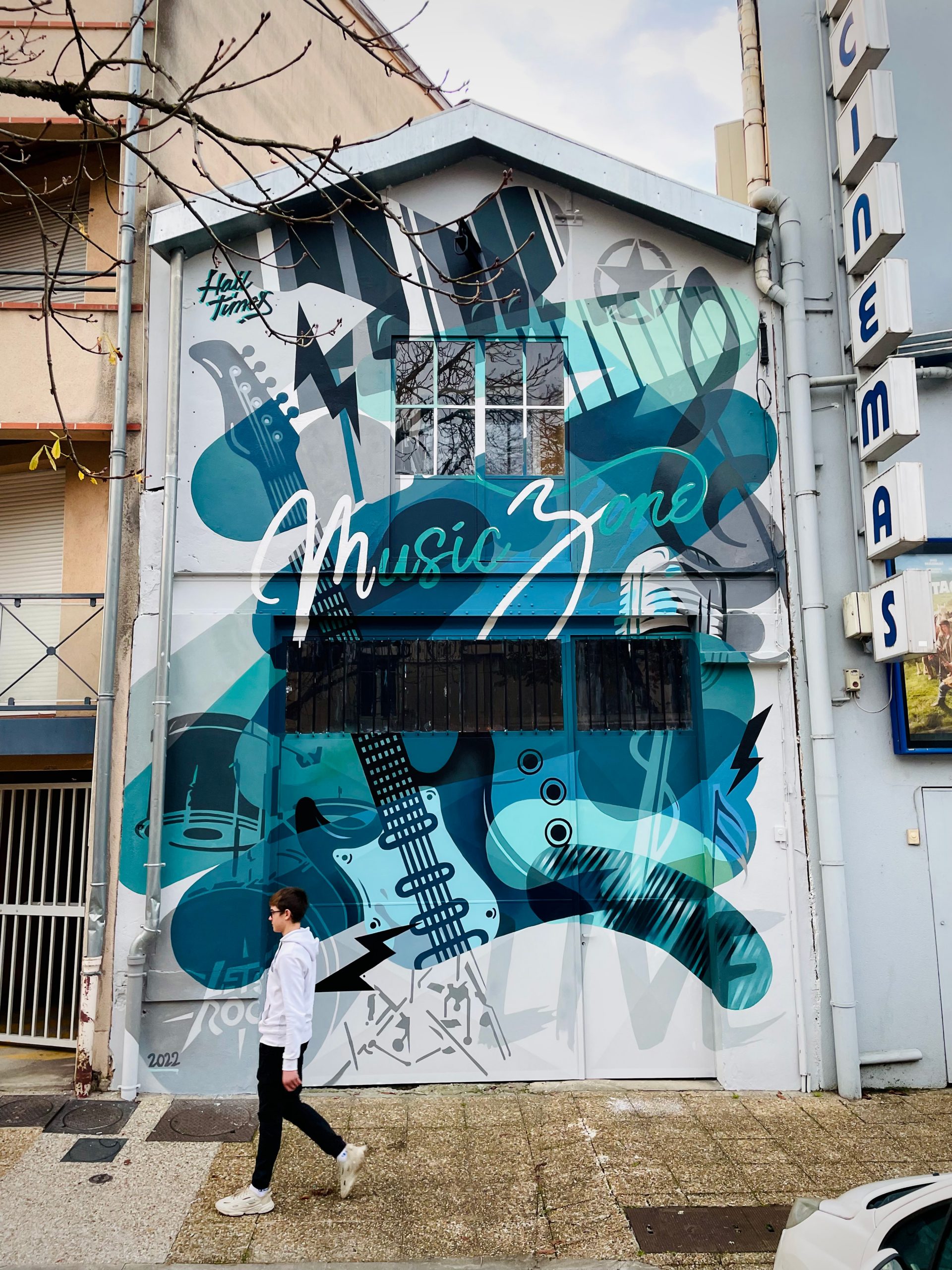 fresque-graphic-design-wall-modern-art-street-graffiti-artist-toulouse-france-halltimes-julienavignon-devanture-magasin-boutique